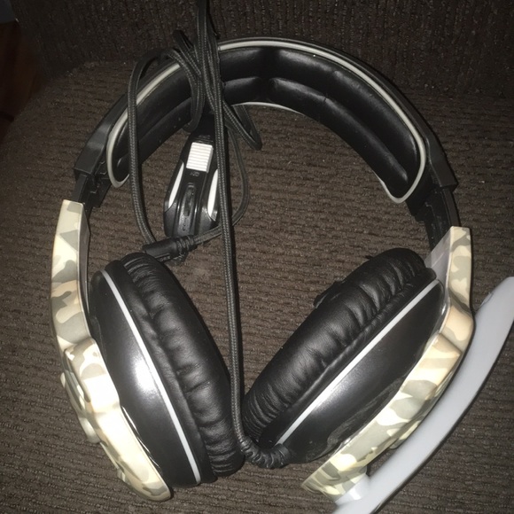 I’m selling head phones for PS4 or Xbox - Picture 1 of 1